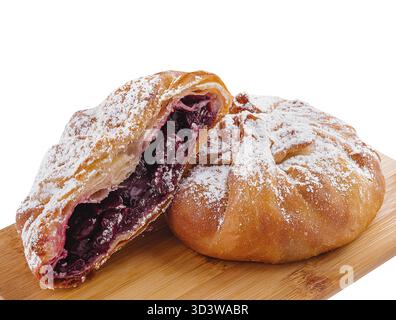 Nourriture, petits pains sucrés et frais à la cerise avec de la confiture rouge sucrée Banque D'Images