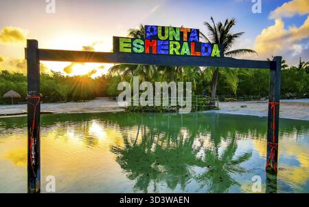 Playa del Carmen Quintana Roo Mexique 02. Juillet 2024 lever de soleil à la petite belle grotte Cenote avec rivière et lettrage coloré signe de bienvenue à Punta Esme Banque D'Images