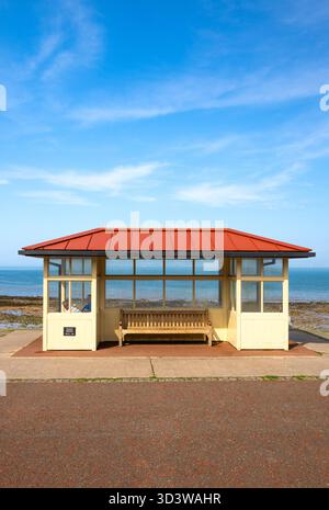 Le « refuge balnéaire » sur la promenade de Llandudno, Conwy, pays de Galles Banque D'Images