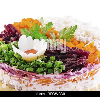 Nourriture, salade en couches avec betterave, hareng, carottes et pommes de terre Banque D'Images