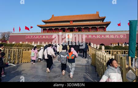 Les visiteurs marchent vers la porte Tiananmen à Pékin pendant l'hiver Banque D'Images