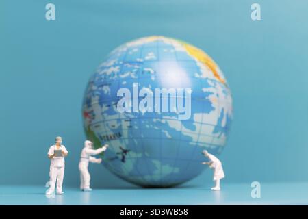 Miniature personnes médecin et infirmière vérifiant les soins de santé mondiaux, concept de journée mondiale de l'environnement Banque D'Images