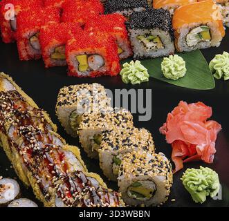Nourriture, ensemble de différents types colorés de rouleaux de sushi Banque D'Images