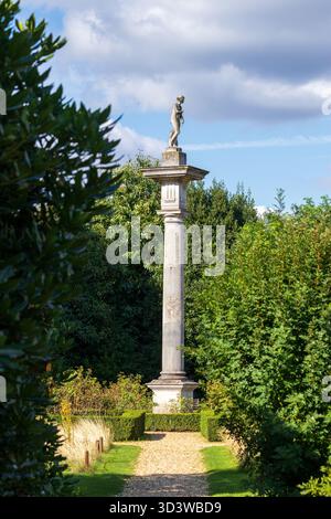 Colonne dorique avec une copie de la statue de la Vénus de Médicis au sommet, Chiswick House and Gardens, Londres, Royaume-Uni Banque D'Images