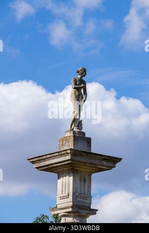 Colonne dorique avec une copie de la statue de la Vénus de Médicis au sommet, Chiswick House and Gardens, Londres, Royaume-Uni Banque D'Images