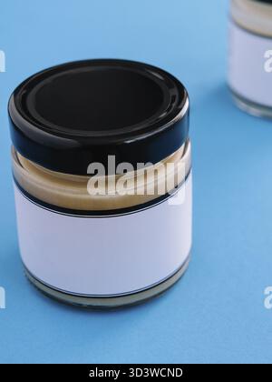 Nourriture, cacahuètes, amandes, beurre de noix dans un pot en verre Banque D'Images