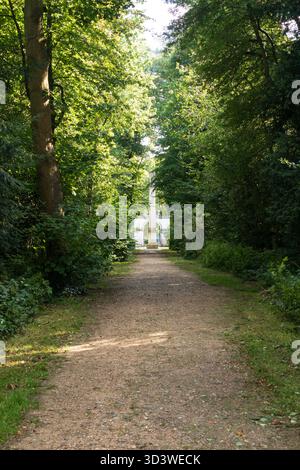 Vue le long de l'avenue des arbres en direction de l'Inigo Jones Gateway et de la colonne dorique, Chiswick House and Gardens, Londres, Royaume-Uni Banque D'Images
