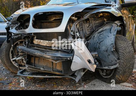 L'avant de la voiture montre des dommages importants après une collision automobile. Banque D'Images