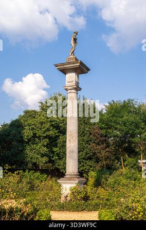 Colonne dorique avec une copie de la statue de la Vénus de Médicis au sommet, Chiswick House and Gardens, Londres, Royaume-Uni Banque D'Images
