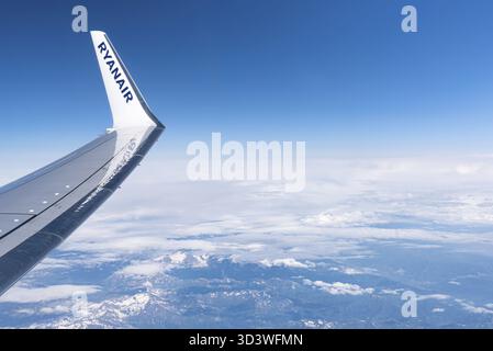 Autriche - 07 juillet 2019 : vol Palma de Majorque, Espagne - Cracovie, Pologne. Aile d'avion Ryanair sur fond de ciel. Au-dessus des montagnes des Alpes Banque D'Images