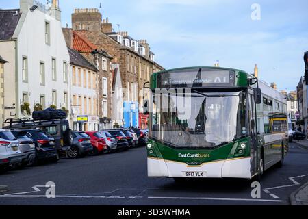 Bus de la côte est sur une grand-rue de ville, transport public dans l'East Lothian, Écosse, Royaume-Uni Banque D'Images