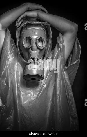 L'infection à virus Ebola concept, l'homme avec masque à gaz rouge Banque D'Images