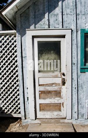 Fenêtre sarcelle patinée sur rustique Cottage, Monterey Californie Banque D'Images