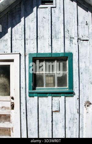 Fenêtre sarcelle patinée sur rustique Cottage, Monterey Californie Banque D'Images