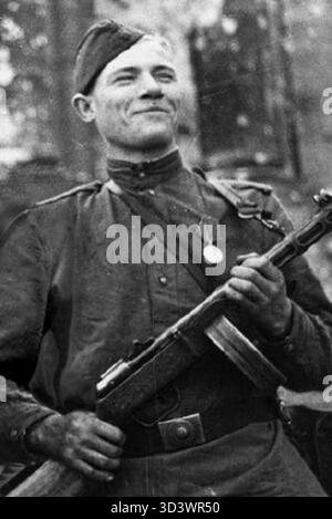 Le sergent Mikhaïl Alekseevich Egorov, aux côtés du sergent Meliton Varlamovich Kantaria, a été l'un des premiers à hisser le drapeau de la victoire soviétique sur le toit du bâtiment du Reichstag à Berlin, marquant la fin de la seconde Guerre mondiale en Europe. Banque D'Images