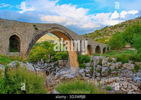 Le pont de Mesi connu sous le nom d'Ura e mesit au-dessus de la rivière Kir, Shkodër, Albanie. Banque D'Images