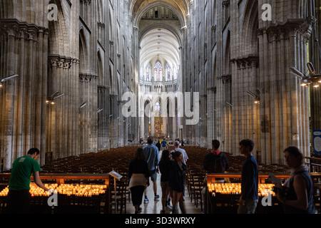 Intérieur XIIe siècle gothique Cathédrale notre-Dame de Rouen en Normandie, France Banque D'Images
