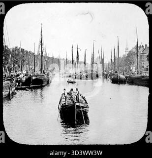 Cette image de la fin du XIXe siècle capture une vue des bateaux de Leuvehaven, un port historique de Rotterdam. La scène présente des paysages urbains de 1880 à 1890, mettant en évidence l'activité maritime du port et l'architecture environnante. Banque D'Images