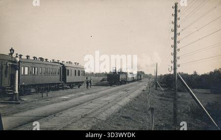 Cette image capture une scène à la gare d'Auvere, vers 1930 La photo montre les environs de la gare et la vie quotidienne des gens à cette époque en Estonie. Banque D'Images