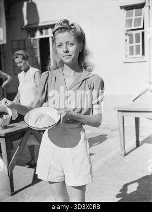 Une internée émaciée, Mlle Wendy Rossini, au camp d'internement civil Stanley à Hong Kong, photographiée après la libération en 1945 et montrant la petite quantité de riz et de ragoût qui servaient de rations à cinq personnes. Occupation et captivité février 1942 - août 1945 : conditions de vie au camp d'internement civil Stanley, Hong Kong (photographié après la libération en 1945). Une internée émaciée, Mlle Wendy Rossini, avec la petite quantité de riz et de ragoût qui servait de rations pour cinq personnes. Banque D'Images