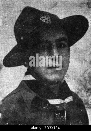 En 1943, Roger Holeindre a été photographié à l'âge de 14 ans portant un uniforme scout. Banque D'Images