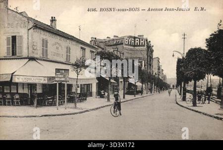 Vue de l'avenue Jean-Jaurès à Rosny-sous-bois, France, entre 1900 et 1910. La rue est typique de l'époque avec des bâtiments et des enseignes reflétant la vie urbaine du début du XXe siècle. Banque D'Images