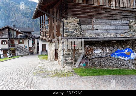 Belle partie ancienne du village de Mezzano dans les Dolomites en Italie, maisons anciennes historiques, bâtiments, style d'architecture alpine, rues étroites Banque D'Images