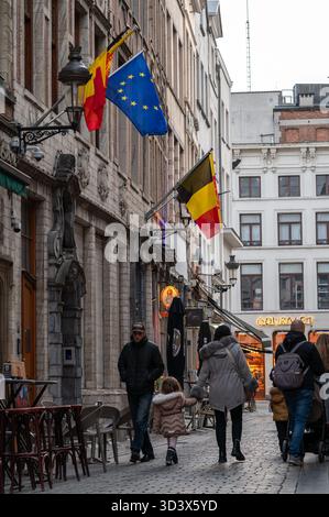 Une scène animée dans la rue au beurre (Korte Boterstraat), l’une des rues piétonnes étroites près de la Grand-place de Bruxelles. La photo montre des touristes strolli Banque D'Images