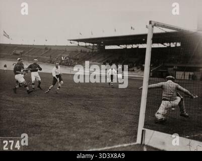 Lors du match de hockey Inde contre Suisse aux Jeux olympiques d'Amsterdam de 1928, une attaque sur le but suisse est montrée alors que l'Inde domine le match. Banque D'Images