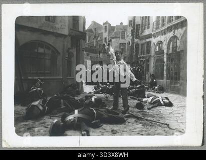 Dans cette scène du film "les Misérables" de 1911-1912 d'Albert Capellani, on voit Gavroche récupérer des cartouches pour les rebelles à la barricade de la rue de la Chanvrerie. Le film a été produit pour Pathé-Frères par SCAGL. Banque D'Images