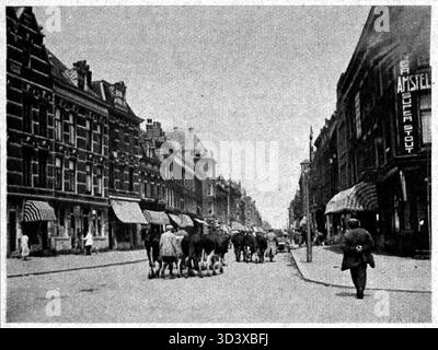 Une photographie du 12 août 1927, capturant le Crooswijksche Weg aux pays-Bas, mettant en valeur la scène de rue locale à la fin des années 1920 Banque D'Images