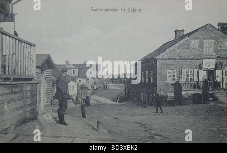 Une image de 1916 environ montrant Hindenburg-Platz à Utena, Lituanie. La photographie capture la place centrale de la ville et son architecture environnante pendant la première Guerre mondiale. Banque D'Images