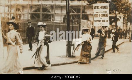 Cette photographie du 30 juin 1908 montre un défilé de suffragettes sur le Strand, à Londres. La manifestation a été organisée pour promouvoir le droit de vote des femmes, avec des suffragettes importantes telles que Dorothy Hartopp Radcliffe, Dora Spong, Hilda Dallas et Charlotte Marsh. Dora Spong tient une pile de journaux "votes for Women", et Charlotte Marsh porte une pancarte pour la cause. Banque D'Images