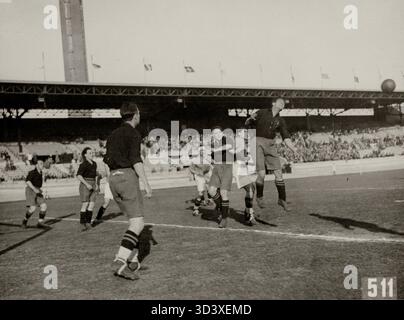 Un moment de match du match de quart de finale des Jeux olympiques d'Amsterdam de 1928 entre l'Espagne et l'Italie, qui s'est terminé par un match nul de 1-1. Banque D'Images