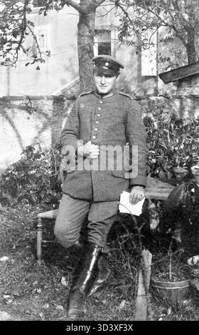 Dr Paul Reiner, un chimiste allemand, est photographié en 1915 à Elfringen, Lorraine, pendant la première Guerre mondiale. L'image le montre devant un casino dans son uniforme militaire. Banque D'Images