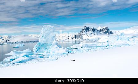 Montagnes enneigées et glace de glacier fondue dans la baie de Hanusse, Antarctique Banque D'Images