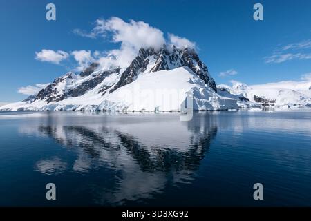 Reflet de montagne au canal Lemaire, Antarctique Banque D'Images