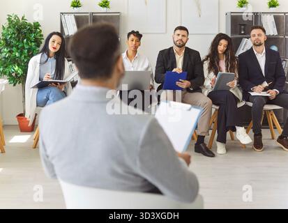 Formation commerciale des employés de l'entreprise groupe assis ensemble pour écouter l'orateur Banque D'Images