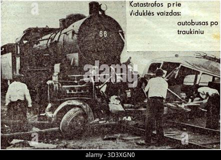 En 1938, un accident impliquant un autobus et un train s'est produit à un passage à niveau ferroviaire et routier près de la gare de Vidukle. Cette image illustre les conséquences de l'accident, reflétant les problèmes de sécurité des transports de l'époque. Banque D'Images