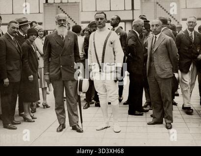Lucien Gaudin, double champion olympique, participe aux épreuves d'escrime des Jeux olympiques d'été de 1928 à Amsterdam. Banque D'Images