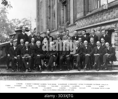 Une photo de groupe prise lors de la cinquième conférence Solvay en octobre 1927 à Bruxelles montre 29 scientifiques éminents, dont 17 ont plus tard remporté le prix Nobel. Parmi les personnalités notables figurent Marie Curie, Albert Einstein et Niels Bohr. Banque D'Images