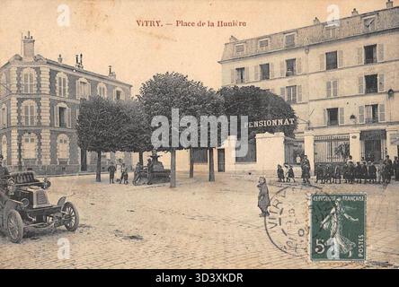 Place de la Hunière à Vitry-sur-Seine, photographiée entre 1900 et 1910, montrant la place et son environnement. Banque D'Images