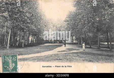 Une photographie entre 1900 et 1910 capturant la place de la Fête à Sarcelles. L’image représente un espace public animé au début du XXe siècle, reflétant les rassemblements sociaux de la communauté. Banque D'Images