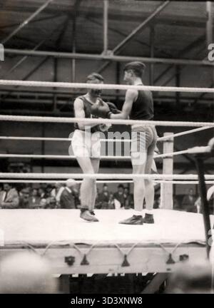 Cette photo des Jeux olympiques d'Amsterdam de 1928 montre un moment d'un match de boxe, capturant l'intensité de la compétition et l'action à l'intérieur du ring. Banque D'Images