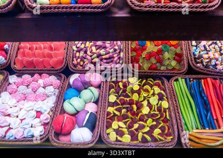 Bonbons gélifiés Marshmallow Sweet Multicolore Food. Définir un fond de bonbons différent. Beaucoup mélangent les saveurs Banque D'Images