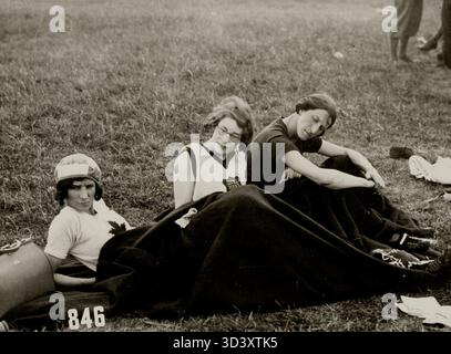 Les sprinters féminines canadiennes du 100 m, dont Myrtle Cook, Ethel Smith et Fanny Rosenfeld, sont photographiées en attendant le début de leur course aux Jeux olympiques d’été de 1928 à Amsterdam. Banque D'Images
