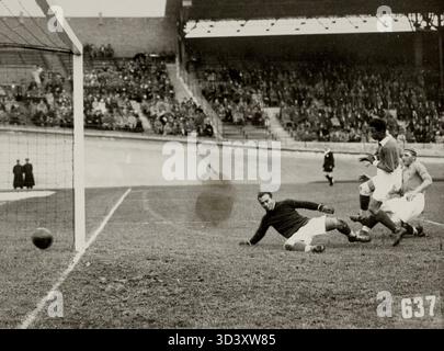 Un instant du match de football entre l'Italie et l'Egypte pour la troisième place aux Jeux olympiques d'Amsterdam en 1928, avec l'Italie gagnant 11-3. Banque D'Images
