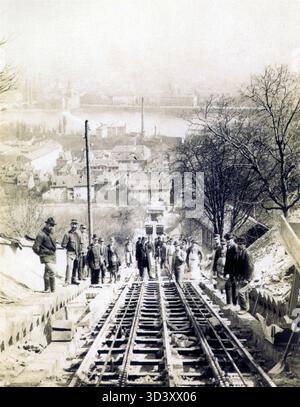 Une photographie de juillet 1891 représentant le téléphérique de la colline de Petrín à Prague, montrant la technologie de transport utilisée au début du XXe siècle. Banque D'Images