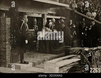 La Reine Wilhelmina remet la médaille d'or lors des Jeux olympiques d'été de 1928 à Amsterdam, mettant en valeur la reconnaissance officielle des vainqueurs des Jeux olympiques. Banque D'Images