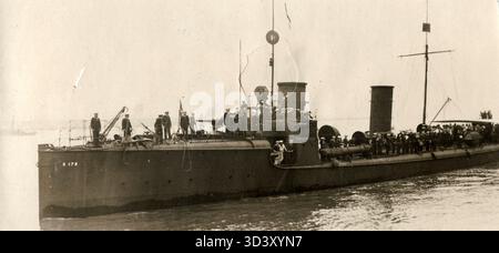 En 1913, le torpilleur allemand '178' de la Marine impériale coule. L'équipage entier est photographié sur le pont. Banque D'Images